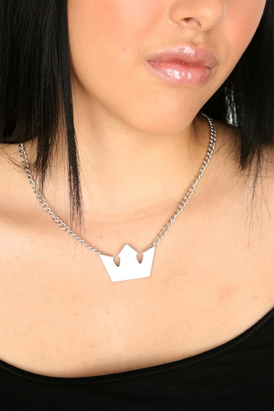 File:Crown Necklace (HT Merchandise).png